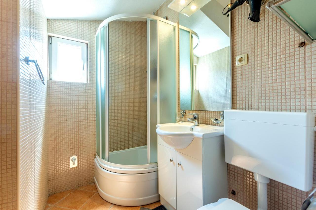 ילסה Janus Apartments מראה חיצוני תמונה